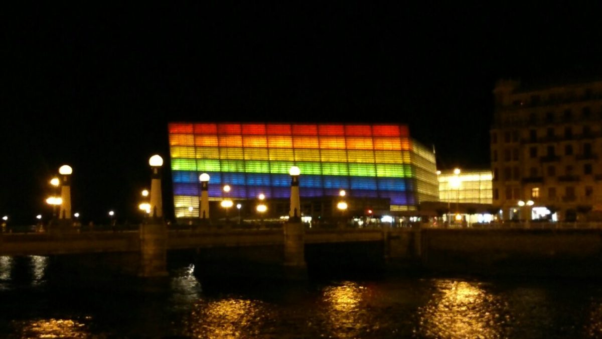 Gehituk LGTBI harrotasun eguna dela eta Kursaal biltzar jauregia ortzadar kolorez argiztatuko du. Gehitu iluminará el Kursaal con la bandera arco iris con motivo del día del orgullo LGTBI