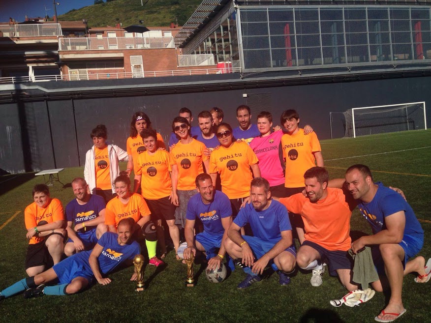 FOTOS 18/07/2016 Gehitu campeonas femeninas del torneo hegosport de Bilbo junto con el equipo masculino Samarucs de Valencia